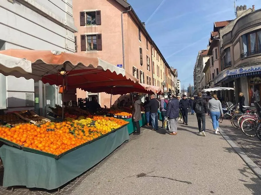 Quai Des Cordeliers, Balcon Et Vieille Ville Annecy